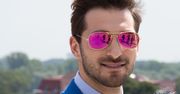 Rafał Maślak w lustrzankach i kobaltowym garniturze [zdjęcia]