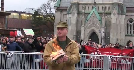 Norwegia. Spalił Koran podczas manifestacji. Zamieszki na ulicach