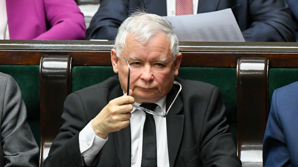 Oferta prezesa Kaczyńskiego dla nauczycieli to dobrowolne podwyższenie pensum do 24 godzin tygodniowo i jednoczesne przywrócenie wcześniejszej emerytury.