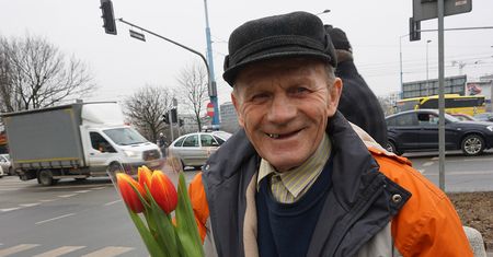 "Nie rozmawiaj z obcymi" to najgorsze, czego można nauczyć dziecko. Dla Piotra nikt nie jest obcy