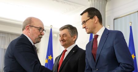 Nowi europosłowie nie uścisnęli dłoni premiera. "Chamstwo jest cechą tej grupy politycznej"