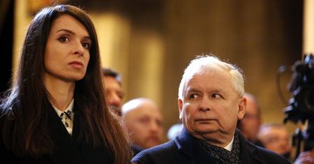 Marta i Jarosław Kaczyńscy odwiedzili groby bliskich. Internautów oburzył jeden fakt