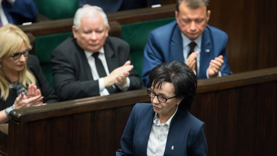 Sejm. Marszałek Sejmu Elżbieta Witek, w tle m.in. Jarosław Kaczyński 