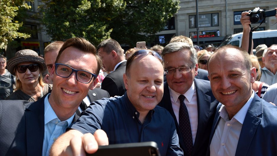 W środku ks. Kazimierz Sowa i Bronisław Komorowski