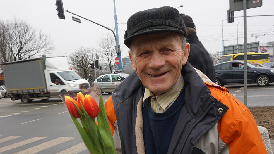 Pan Bogusław ma 75 lat, w młodości był furmanem. Dziś zajmuje się robieniem szczotek.