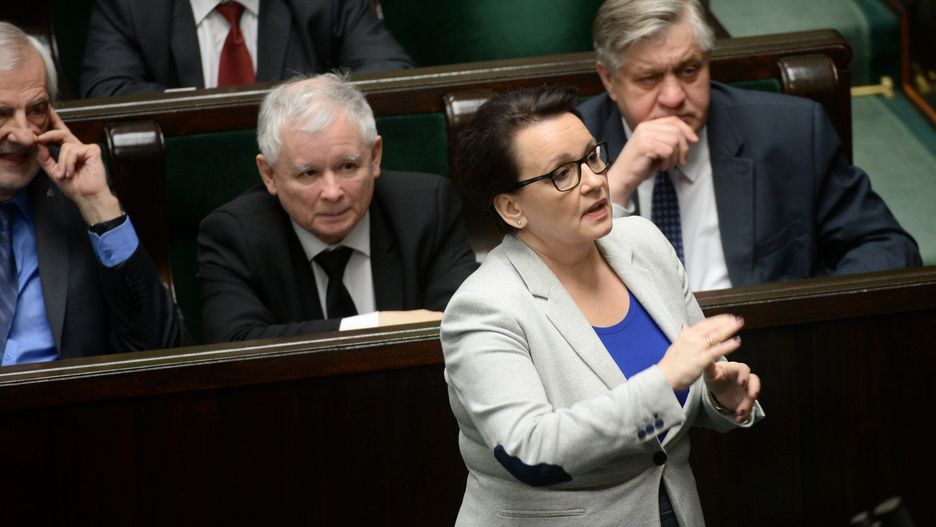 Minister Anna Zalewska, za nią Jarosław Kaczyński