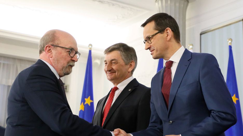 Prof. Ryszard Legutko ściska dłoń Mateusza Morawieckiego po odbiorze zaświadczenia o wyborze na europosła
