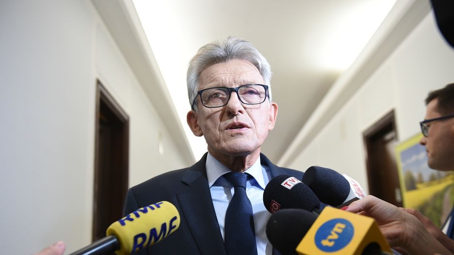 Poseł Stanisław Piotrowicz, jeden z autorów reformy Sądu Najwyższego, tłumaczy się wyborcom w Radiu Maryja.