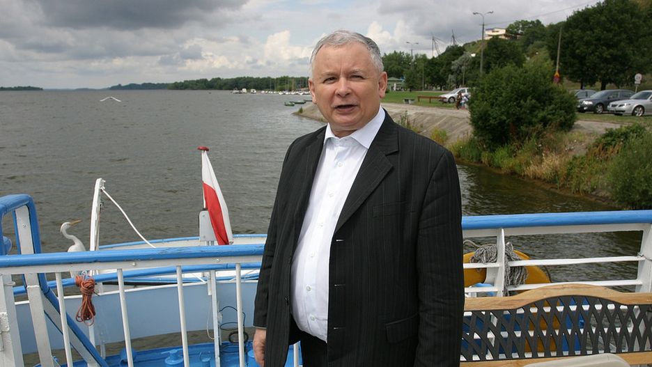 Jarosław Kaczyński chciałby wyrwać się z Warszawy, ale kłopoty z kolanem są poważnym utrudnieniem