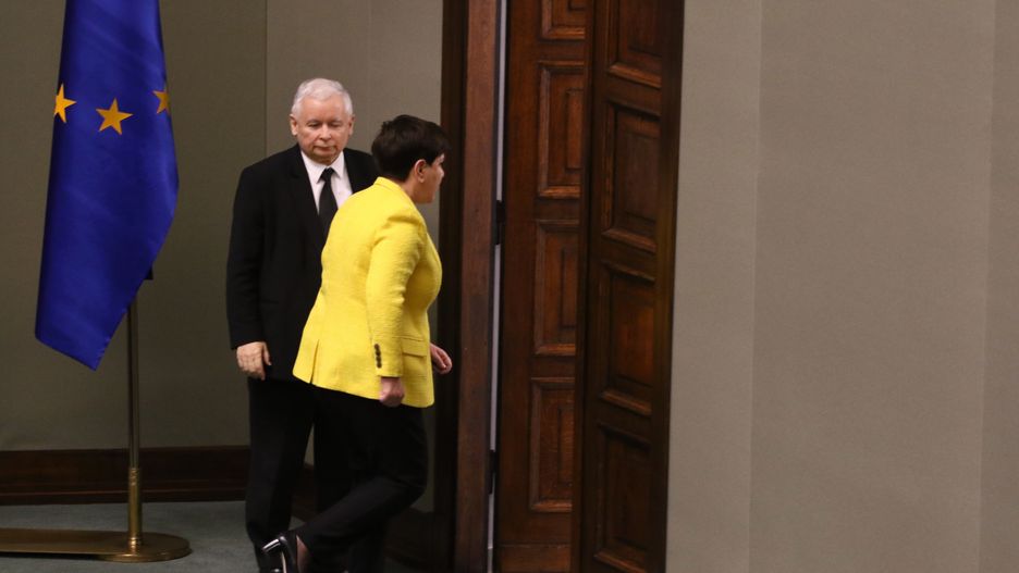 Beata Szydło i Jarosław Kaczyński w drodze na spotkanie u prezydenta Andrzeja Dudy, na kilkanaście godzin przed decyzją o dymisji.