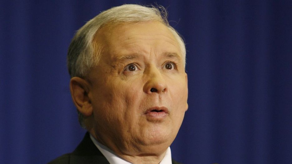 "Patrząc w niebo Jarosław Kaczyński mógł pomyśleć, że oto nadlatują zastępy aniołów. Mylił się, to lecieli jego ministrowie"
