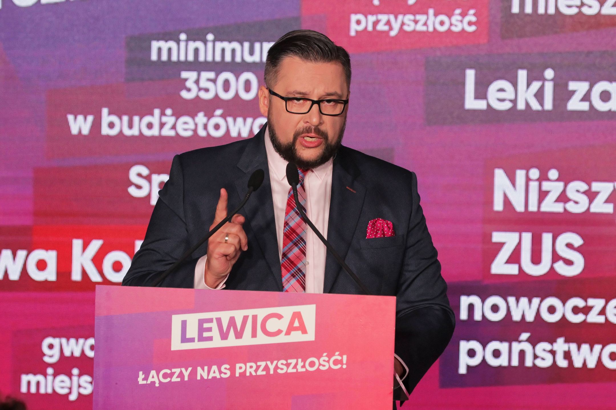 Poseł Marcin Kulasek żalił się, ze za 9 tys. miesięcznie trudno wyżyć w Warszawie. Potem zaprzeczył swoim słowom i przeprosił.