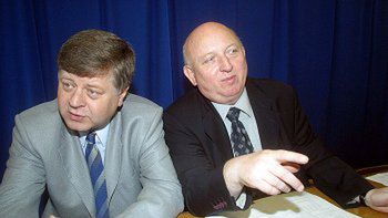 Minister obrony narodowej Jerzy Szmajdziński i Józef Oleksy podczas posiedzenia Ray Krajowej SLD