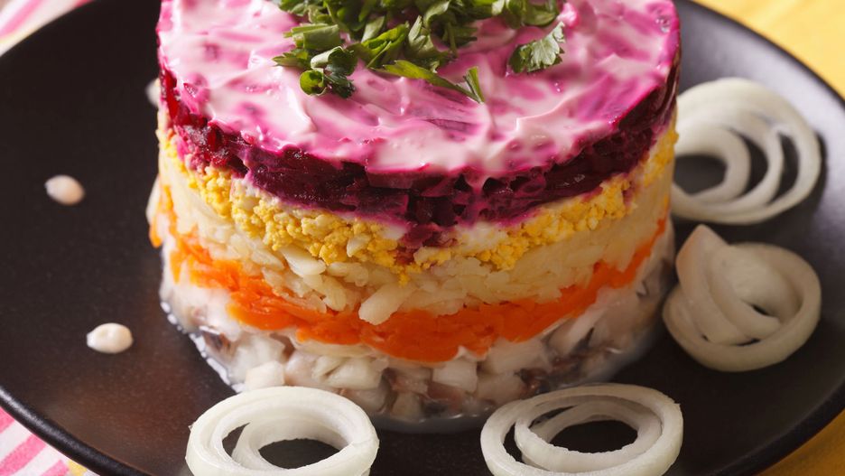 Śledziowa sałatka szuba to jedna z popularniejszych sałatek na święta