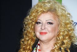 Magda Gessler pozuje w rozpiętej podomce