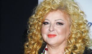 Magda Gessler pozuje w rozpiętej podomce