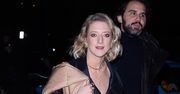 Lara Gessler korzysta z uroków gór. Delektuje się pysznym, rozgrzewającym napojem