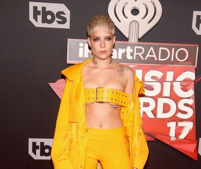 Hasley ścisnęła biust i szybko tego pożałowała. Boli od samego patrzenia!