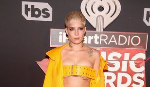 Hasley ścisnęła biust i szybko tego pożałowała. Boli od samego patrzenia!