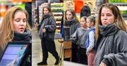Naturalna Lisa Marie Presley w towarzystwie córek uzupełnia zapasy w sklepie w Los Angeles (ZDJĘCIA)