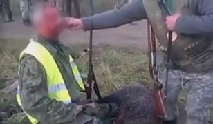 "Pasowanie" na myśliwego trafiło do sieci. Malowali twarz kolegi krwią zwierzęcia