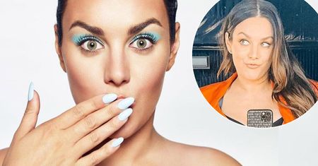 Ewa Farna w stroju kąpielowym eksponuje ogromny brzuszek. „Kiedy masz być elegancka”