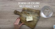 Wyciągnęła kostkę masła, wlała do miseczki gorącą wodę i... Koniec problemów  z twardym masłem!