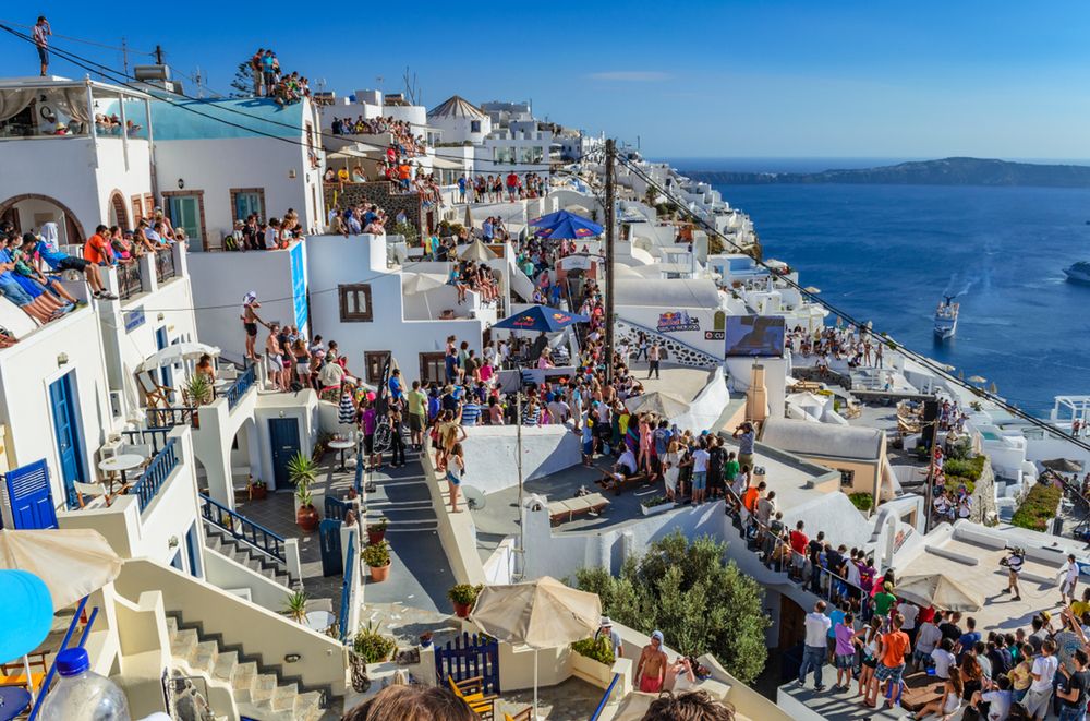 Santorini przeżywa prawdziwy najazd turystów. Burmistrz mówi "dość"