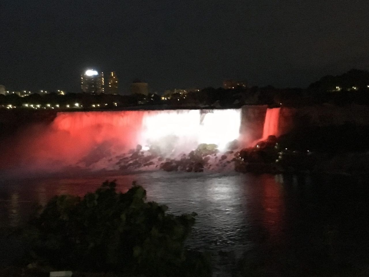 Wodospad Niagara w polskich barwach. Specjalne oświetlenie z okazji 100. rocznicy odzyskania niepodległości