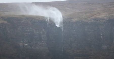 Sztorm Dennis sieje spustoszenie. Irlandzki wodospad płynie do tyłu