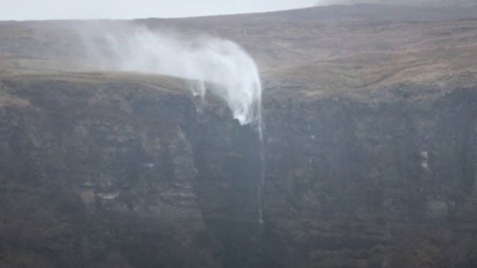 Siłę wodospadu widać na udostępnionym wideo