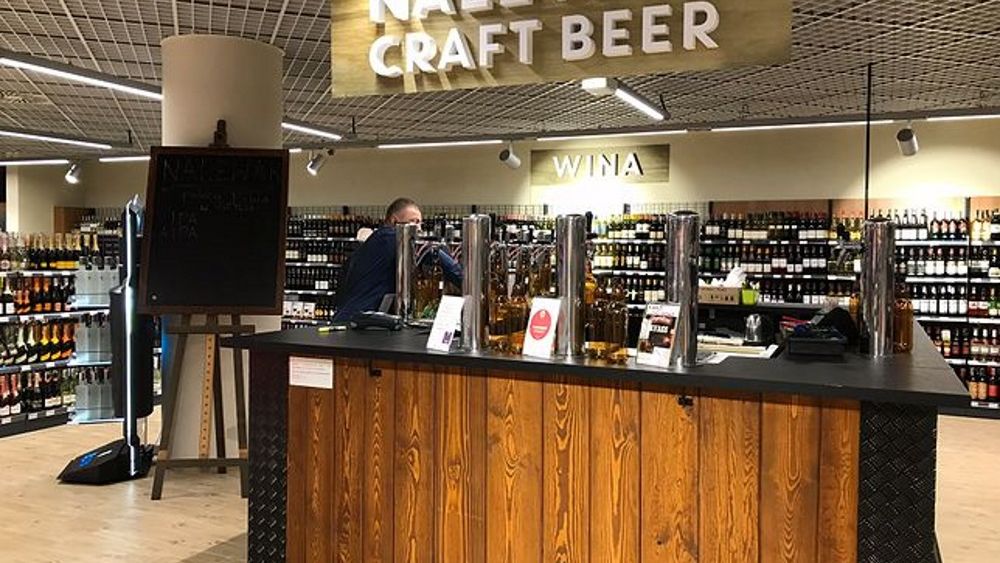 Jedną z nowinek, którą Eurospar proponuje klientom w sklepie w Blue City jest stoisko z rzemieślniczym piwem, lanym do butelek prosto z beczek.