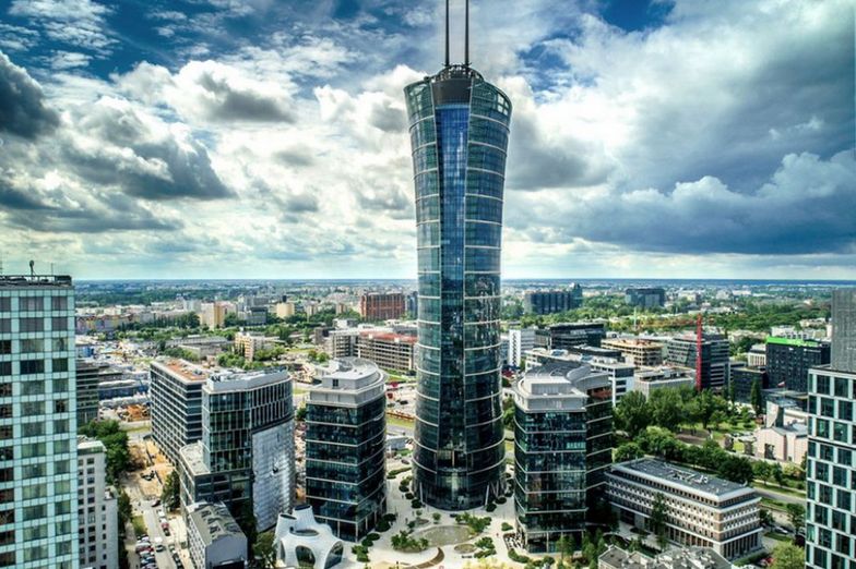 Warsaw Spire to około 220-metrowa wieża biurowa. 