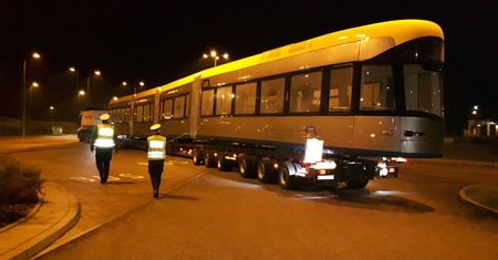 Wieźli autostradą tramwaj. Okazał się za ciężki
