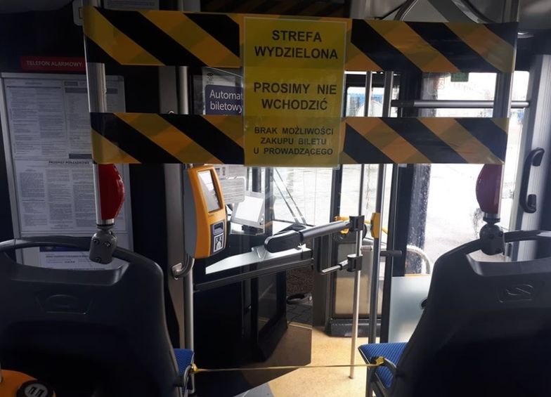 W krakowskich autobusach pasażerom nie wolno korzystać z pierwszych drzwi. To ochrona dla kierującego  