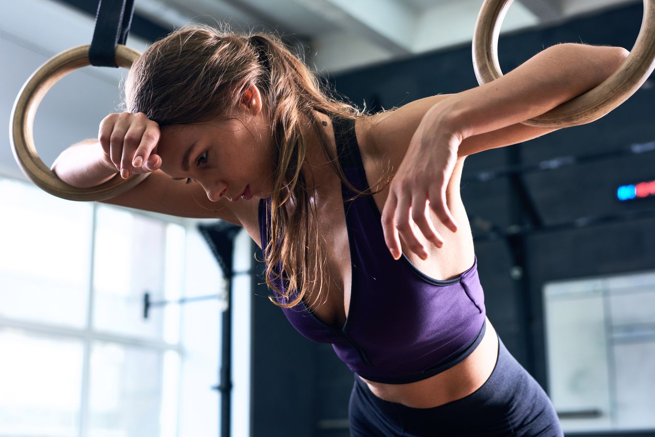 Crossfit - na czym polega i jakie daje efekty? Przykładowe ćwiczenia crossfit