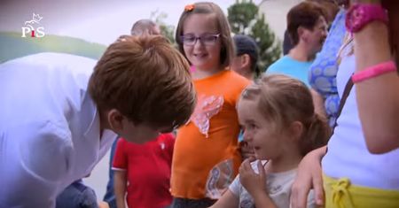Krytykują PO za spot z dzieckiem. To samo robiły inne partie, także PiS
