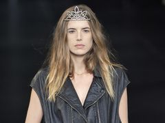 Agyness Deyn na wybiegu Saint Laurent