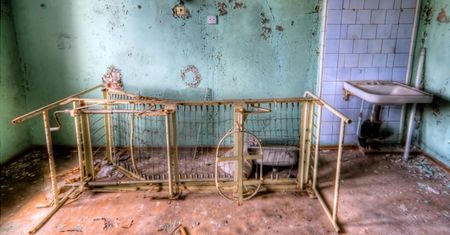 Ukraina - opuszczony szpital w Prypeci koło Czarnobyla