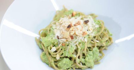 Carbonara z groszkiem i migdałami