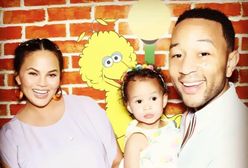 Chrissy Teigen karmiła piersią nie tylko swoje dziecko. W Polsce to zdjęcie by nie przeszło