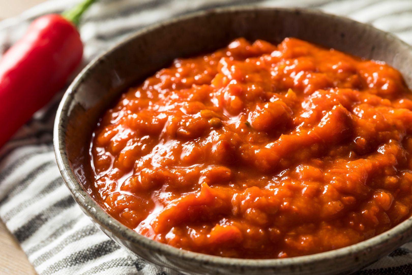 Pastę Harissa robi się z papryczek chili.