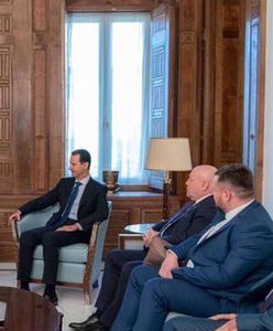 Polski polityk podał rękę Asadowi. To prezent dla propagandy Syrii i Rosji