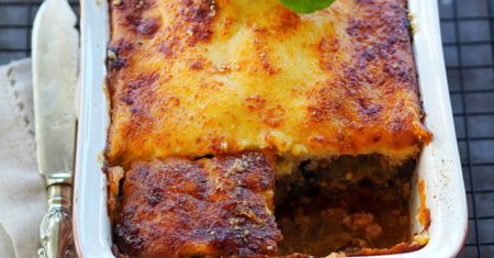 Moussaka. Tradycyjny grecki specjał z mięsem i warzywami