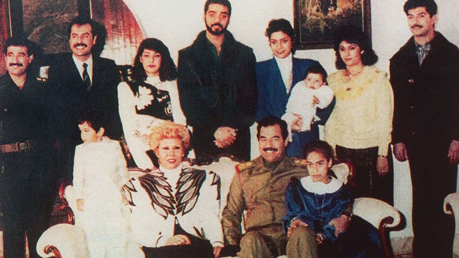 Szczęśliwy obrazek rodzinny? Do czasu. Ali Reza (pierwszy po prawej) odebrał sobie życie. Jego młodsza siostra (w chwili robienia zdjęcia była jeszcze niemowlakiem) także zmarła tragicznie. Szach z dziećmi w początkach lat 70. (Royal court of Iran/CC BY 2.5).