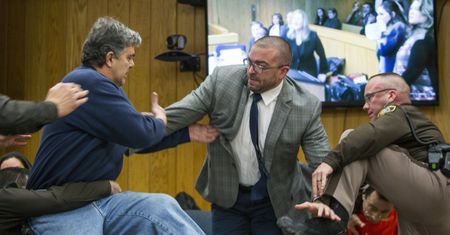 USA: awantura w sądzie. Ojciec ofiar rzucił się na pedofila