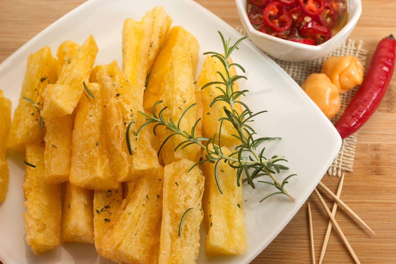 Frytki z cassavy smakują nawet lepiej niż te z batatów