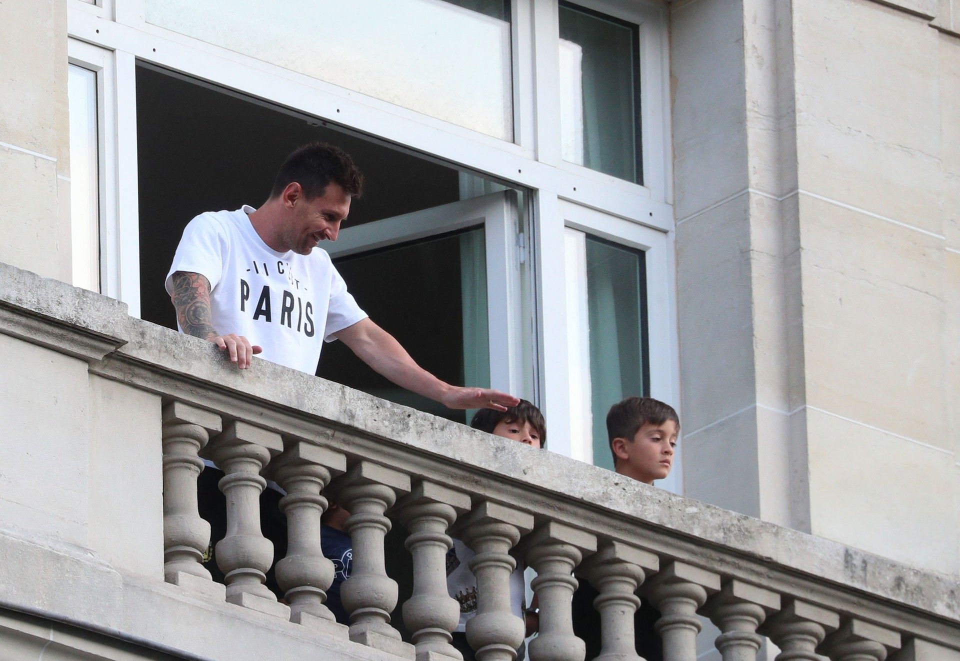 Leo Messi z żoną i dziećmi w Paryżu