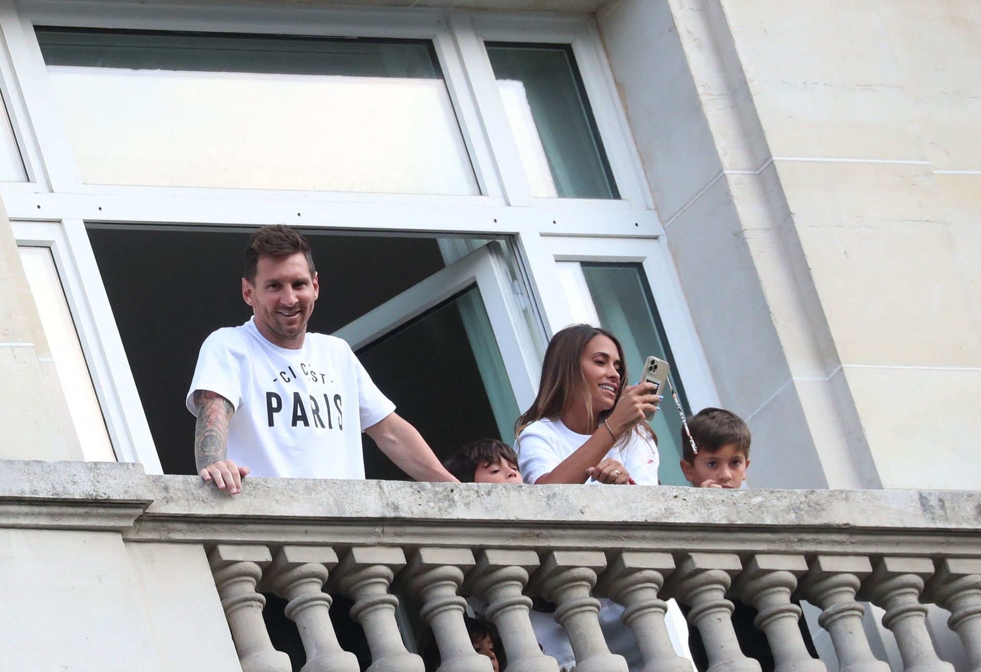 Leo Messi z żoną i dziećmi w Paryżu