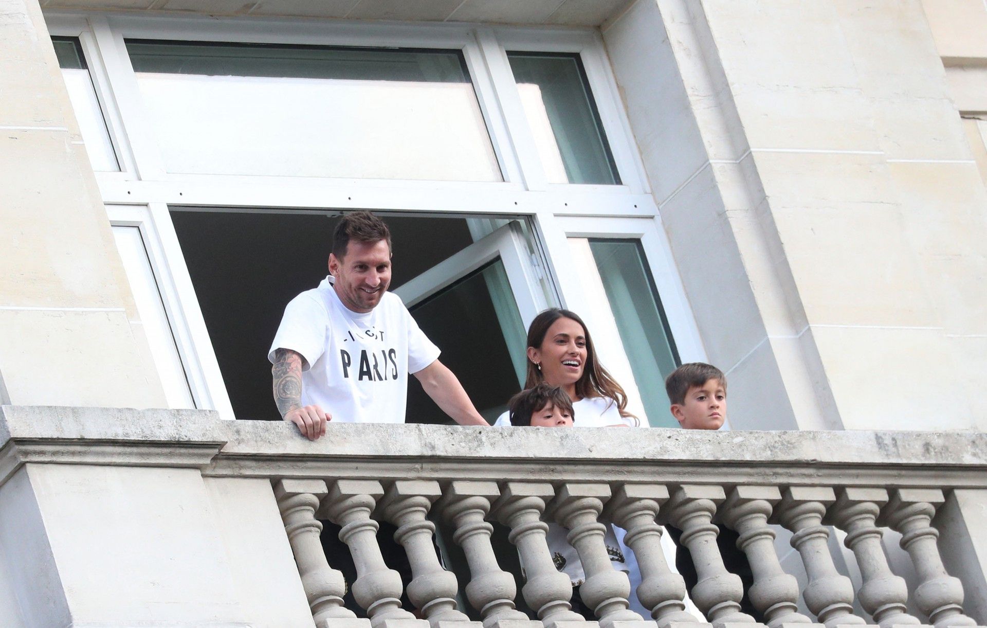 Leo Messi z żoną i dziećmi w Paryżu